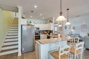 Køleskab, mikrobølgeovn, ovn, kogeplade