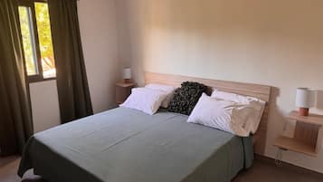 4 bedrooms, iron/ironing board, WiFi, bed sheets