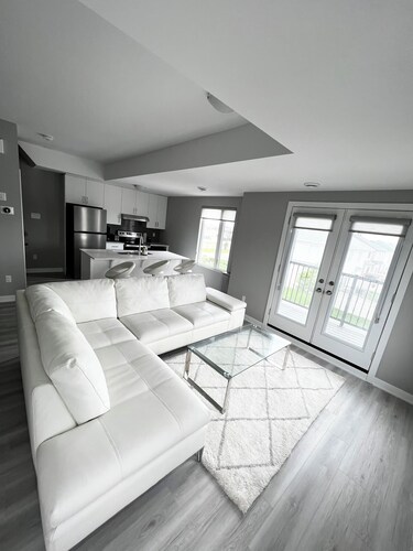 OCD Clean Townhouse - 2 Bedroom (King Bed) + Balcony