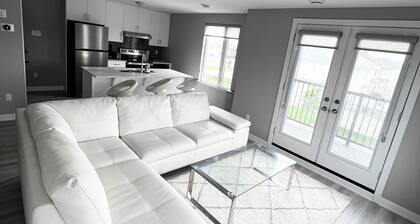 OCD Clean Townhouse - 2 Bedroom (King Bed) + Balcony