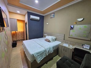 Økonomirom, balkong, byutsikt | Skrivebord, skrivebord for bærbar PC og wi-fi (inkludert)