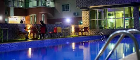 Bar en milieu de piscine
