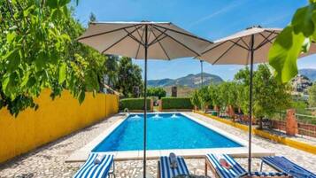 Casa | Piscina | Una piscina cubierta, una piscina al aire libre