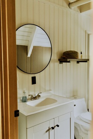 Douche, sèche-cheveux, serviettes fournies