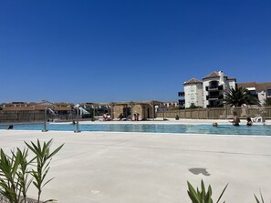 Utomhuspool och uppvärmd pool