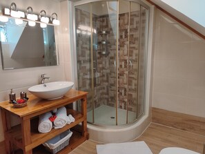 Douche, baignoire à remous, séchoir à cheveux, serviettes fournies