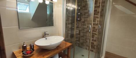 Shower, jetted bath, hair dryer, towels