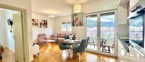 Superior Apartment, City View | In-room dining