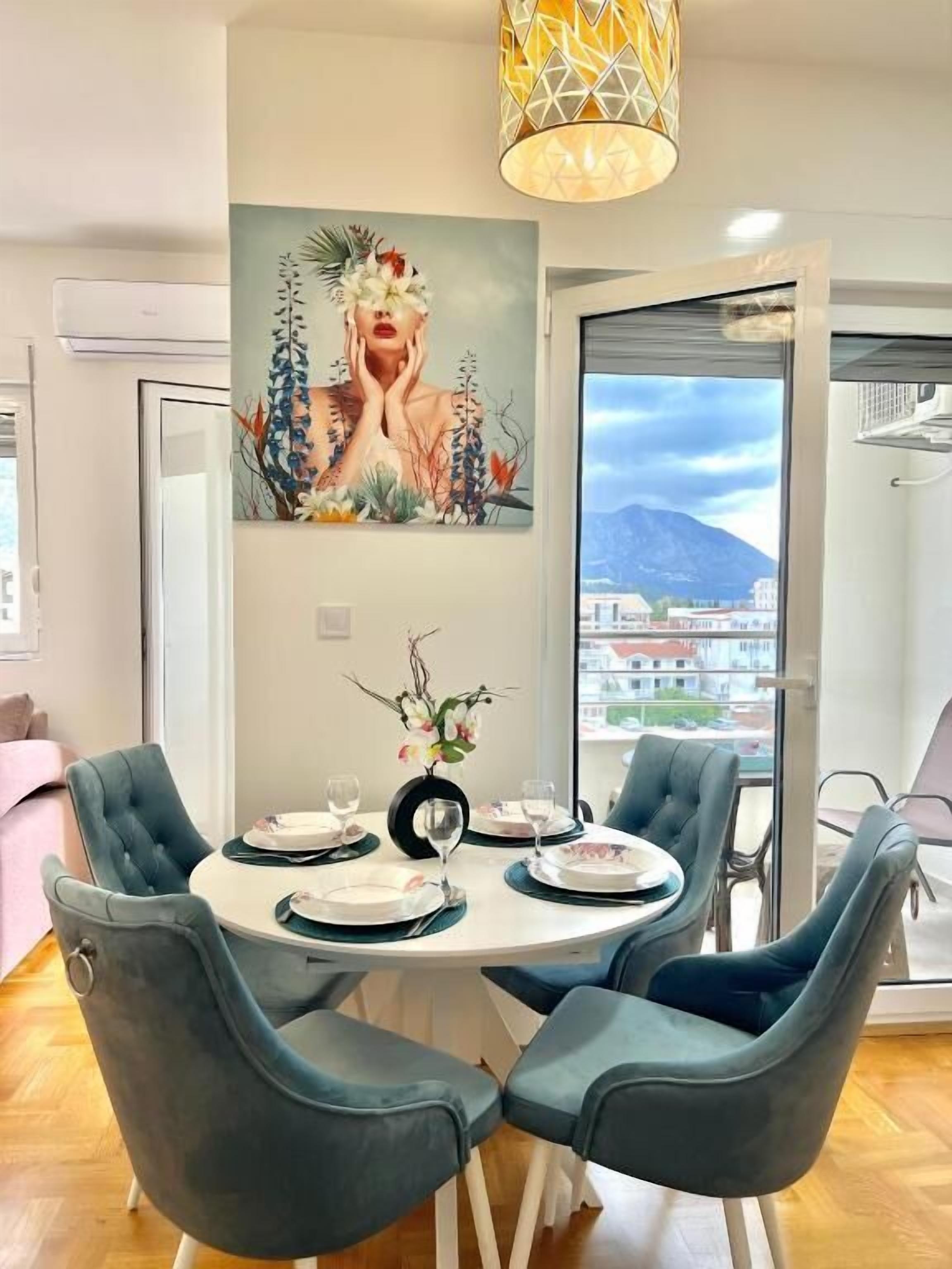 Apartamento superior, vistas a la ciudad | Servicio de comidas en la habitación