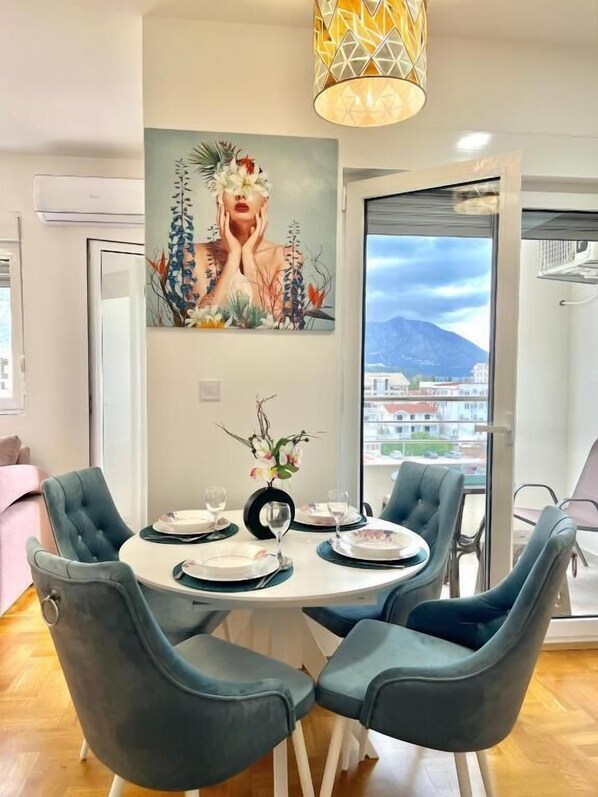 Leilighet – superior, byutsikt | Spiseområde på rommet