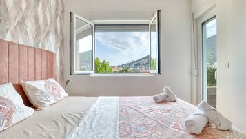 Deluxe Apartment, Partial Sea View | Soundproofing, free WiFi