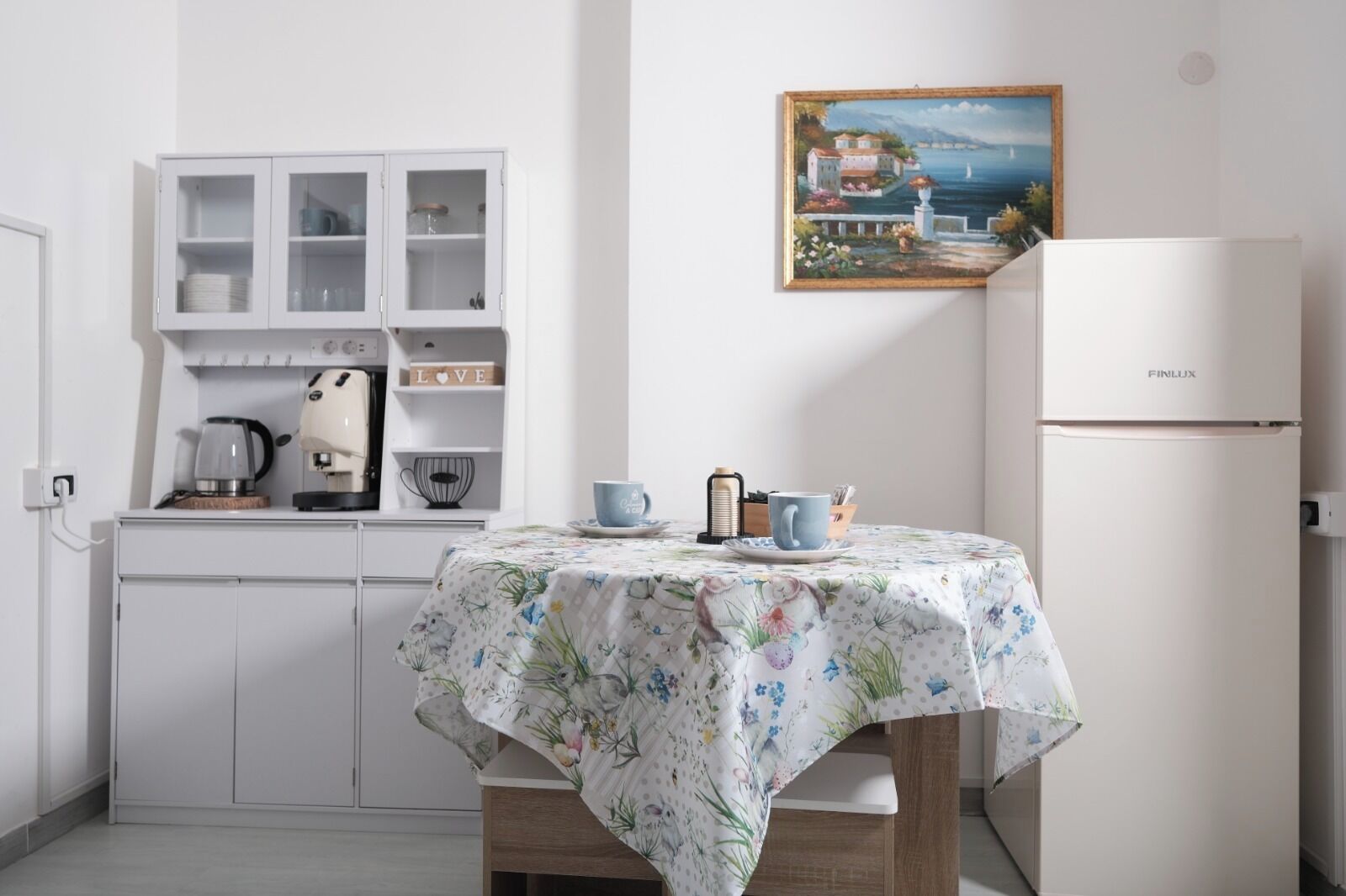 Kühlschrank, Ofen, Wasserkocher mit Kaffee-/Teezubehör, Wasserkocher