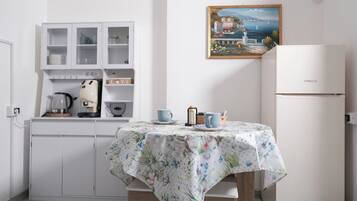 Kühlschrank, Ofen, Wasserkocher mit Kaffee-/Teezubehör, Wasserkocher