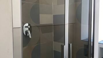 Dusche, Haartrockner, Bidet, Handtücher