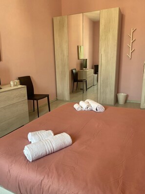 3 bedrooms, desk, free WiFi, bed sheets