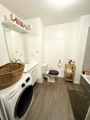 Secadora de cabello, toallas, papel de baño 