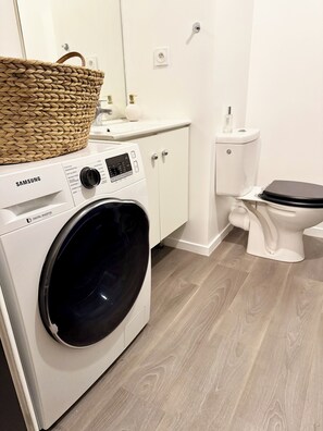 Secadora de cabello, toallas, papel de baño