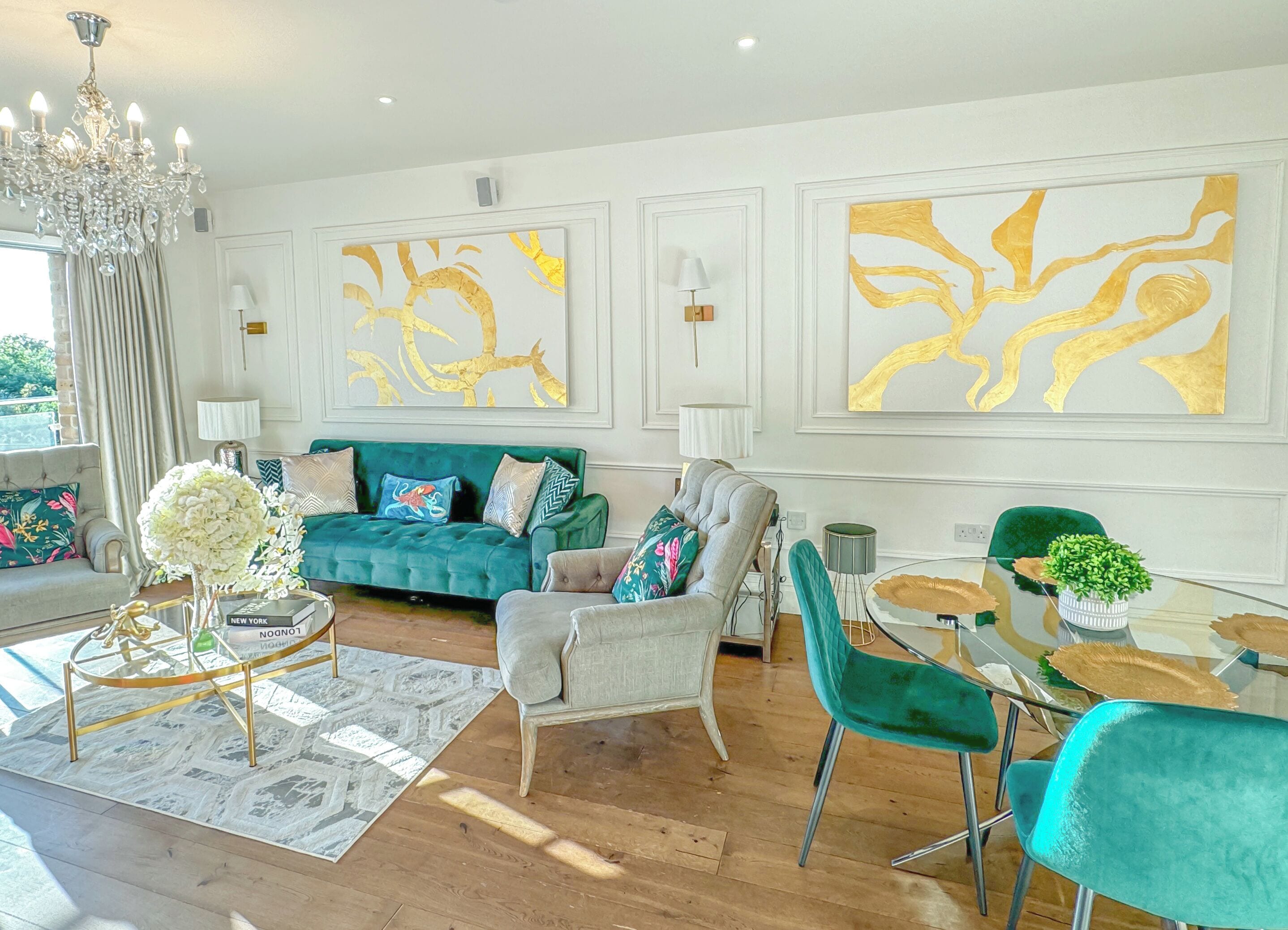 Téléviseur connecté, livres, écran d’ordinateur