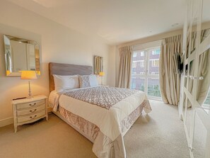 2 bedrooms, desk, iron/ironing board, travel cot - Central London Free Parking & GYM  (London)