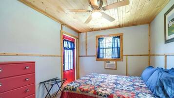 1 habitación, tabla de planchar con plancha, cuna de viaje y wifi