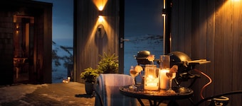 Northern lights galore! AURA Retreat - ROK Cabin w private hot tub & sauna.