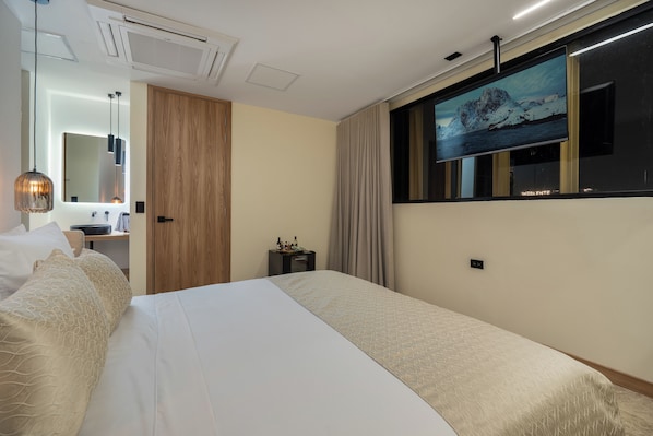 In-room safe, blackout drapes, soundproofing
