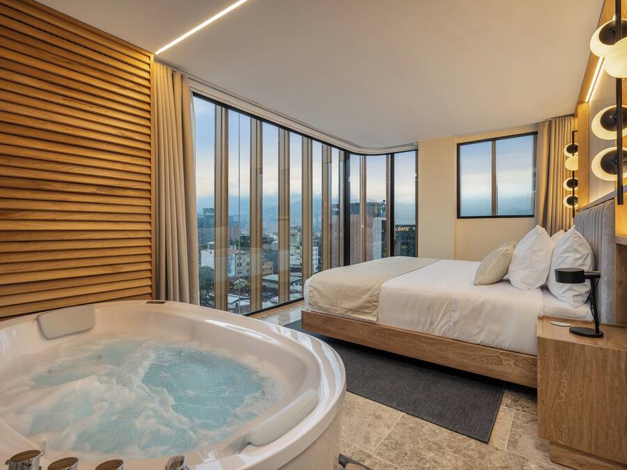 Värdeförvaringsskåp på rummet, mörkläggningsgardiner och ljudisolering