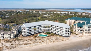 Un hôtel situé en bord de mer, doté d’une piscine, de plusieurs étages et offrant une vue sur la plage et l’océan.