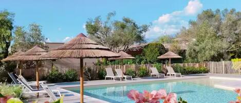 Een buitenzwembad en een verwarmd zwembad