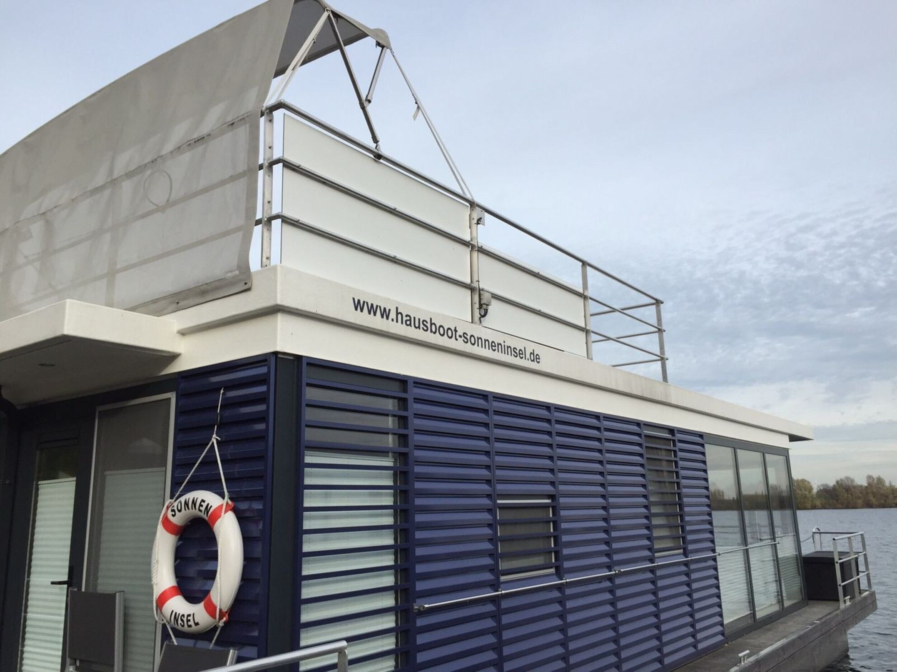 Un barco moderno con una dirección web y un flotador.