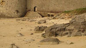 A stone fortification with a staircase leading to an arched entrance. - Apartment rental, sea view, Port-Louis (56), 3-star CLEVACANCES label (Port-Louis)