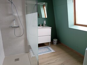 Shower, hair dryer - Apartment rental, sea view, Port-Louis (56), 3-star CLEVACANCES label (Port-Louis)