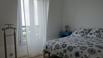 1 slaapkamer, een strijkplank/strijkijzer, beddengoed