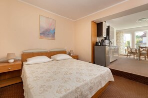 Travel cot, free WiFi, bed sheets