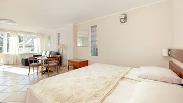 Travel crib, free WiFi, bed sheets