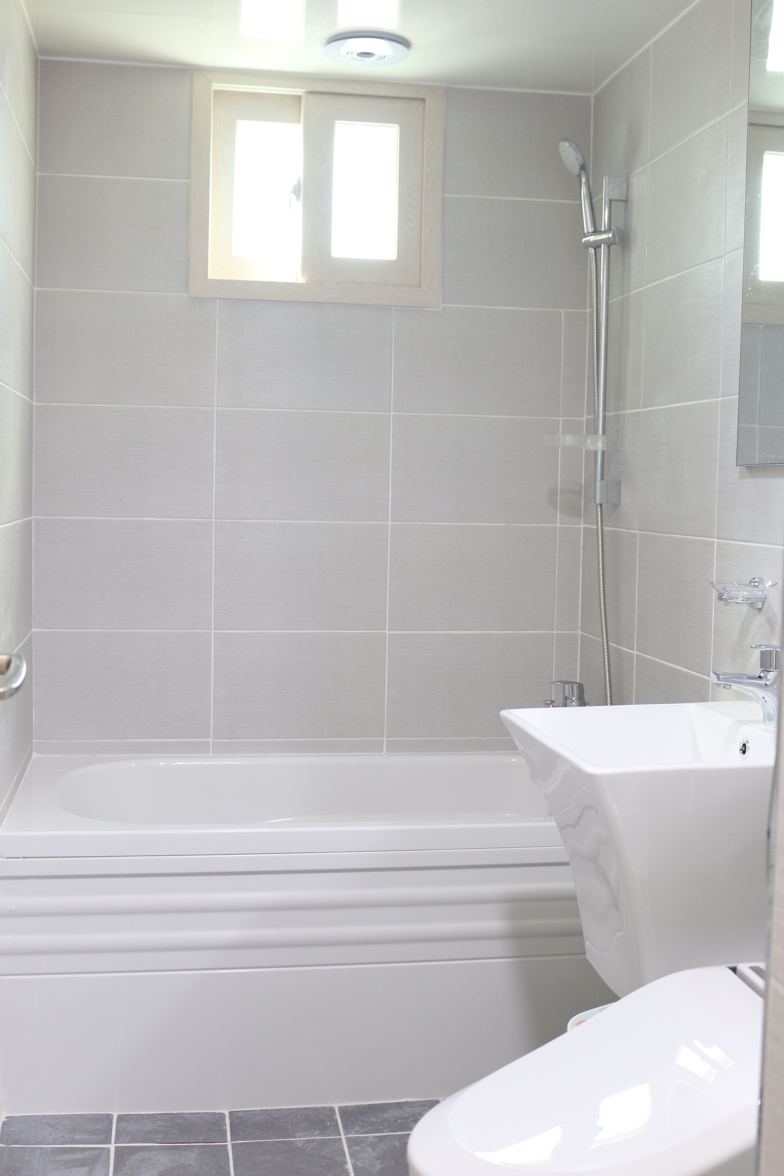 吹风机、坐浴桶、毛巾、肥皂