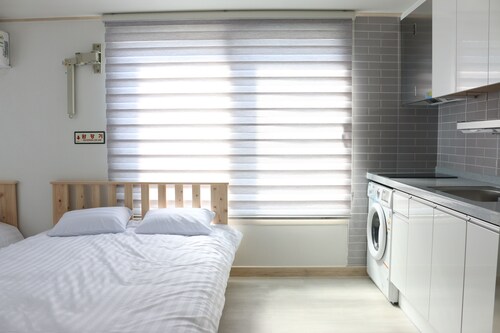 Cozy 1-bedroom apartment in wonderful Seoul with AC, WiFi near Metro and Mall