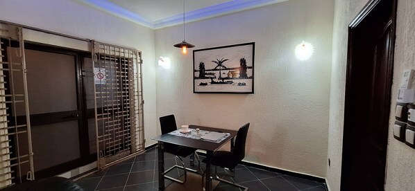 Gemeinsamer Schlafsaal, 2 Schlafzimmer, Raucher, Balkon | Esszimmer