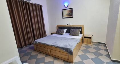 Room-deluxe King Size Bed Bedroom & Salo