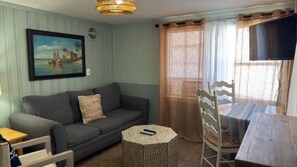 Smart TV - Monterey Motel - Beach Cottage 11 at Beach Access 8. Large Pool. Newly Remodeled (Panama City Beach)