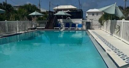 Monterey Motel - Beach Cottage 6 at Beach Access 8. Large Pool. Newly Remodeled.
