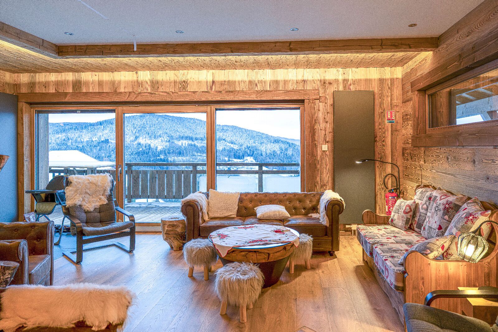 Una chimenea, videojuegos, un futbolín, una mesa de tenis de mesa