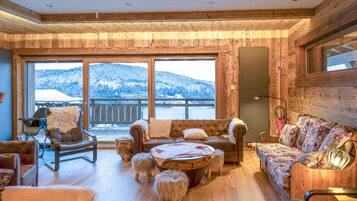 Een open haard, videospelletjes, tafelvoetbal en een tafeltennistafel