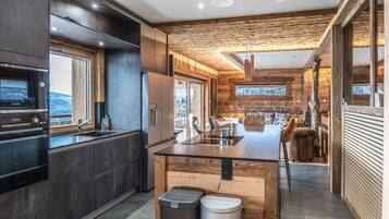 Frigorífico, microondas, horno y placa de cocina