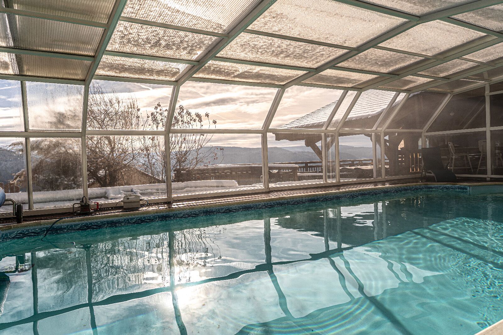 Una piscina cubierta, una piscina climatizada