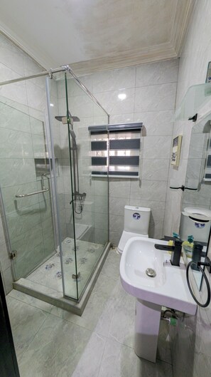 Towels, soap, toilet paper - New 2Bd Apt in Lekki- Lily Villa (Lagos)