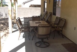 Terrace/patio - 3-bedroom house in cool Bullhead City with AC, WiFi. Enjoy your stay (Bullhead City)