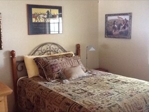 3 bedrooms, iron/ironing board, WiFi, bed sheets - 3-bedroom house in cool Bullhead City with AC, WiFi. Enjoy your stay (Bullhead City)