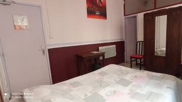 Quarto casal | Escrivaninha, ferros/tábuas de passar roupa, Wi-Fi de cortesia