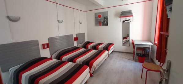 Quadruple Room | Desk, iron/ironing board, free WiFi - Hôtel de Paris (Narbonne)